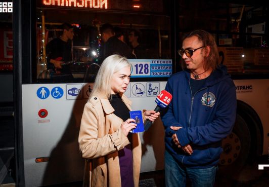KNB HONORARY CONSUL IN CRIMEA HANDED A NEWSWOMAN FROM THE PERVY KRYMSKY CHANNEL THE PASSPORT